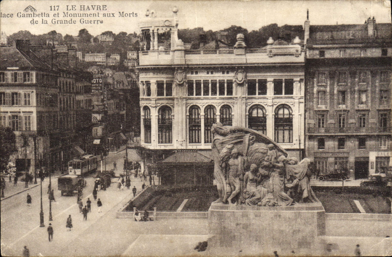 CPA Le Havre Place Gambetta et monument aux Morts de la Grande Guerre 