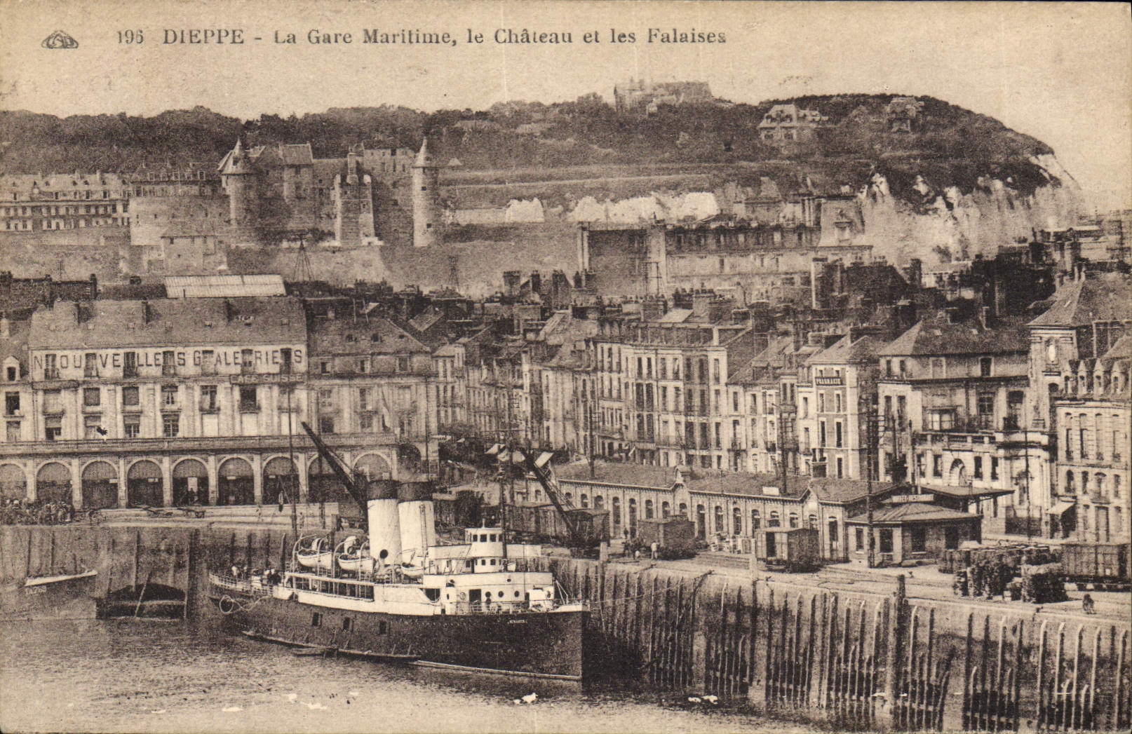 CPA Dieppe La Gare Maritime le chateau et les Falaises