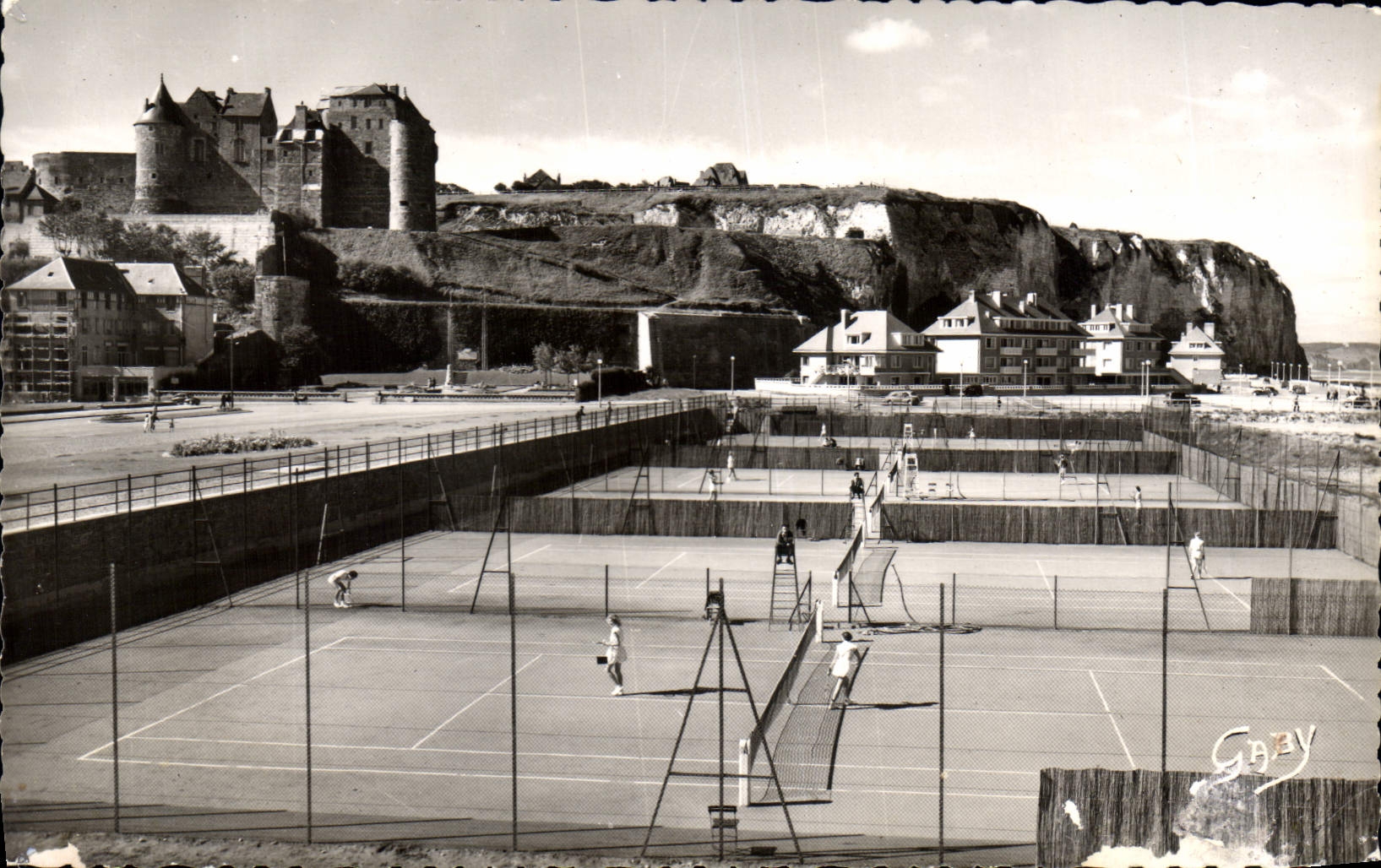 CPA Dieppe Seine Mme Les tennis au fond le chateau 