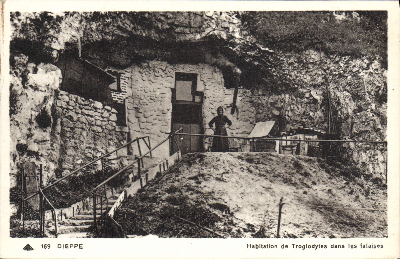 CPA Dieppe Habitation de troglodytes dans les falaises