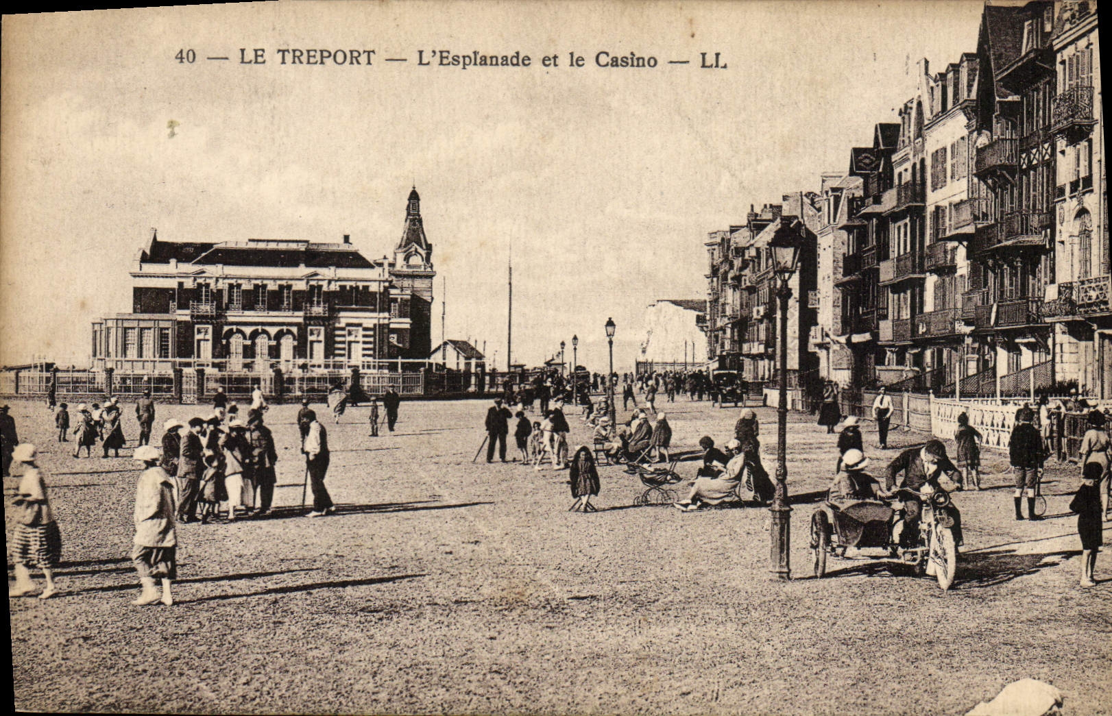 CPA Le Treport l'Esplanade et le Casino