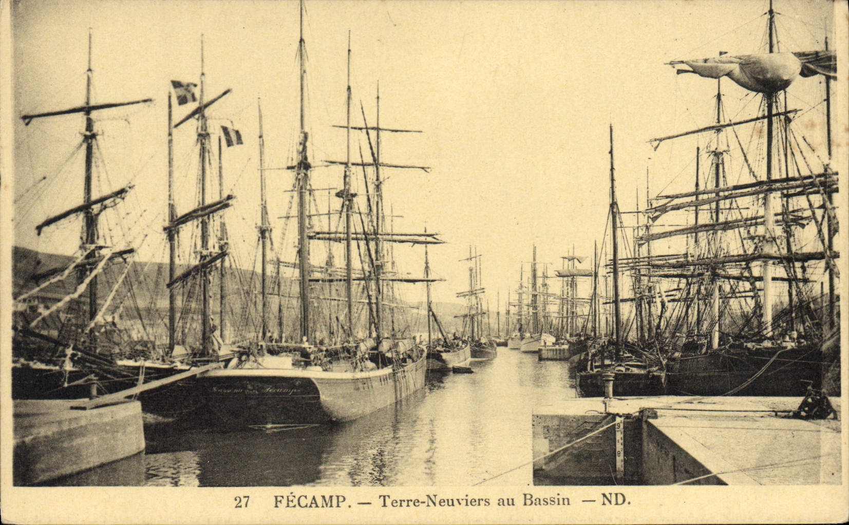 CPA Fecamp Terre Neuviers au Bassin Terre neuve