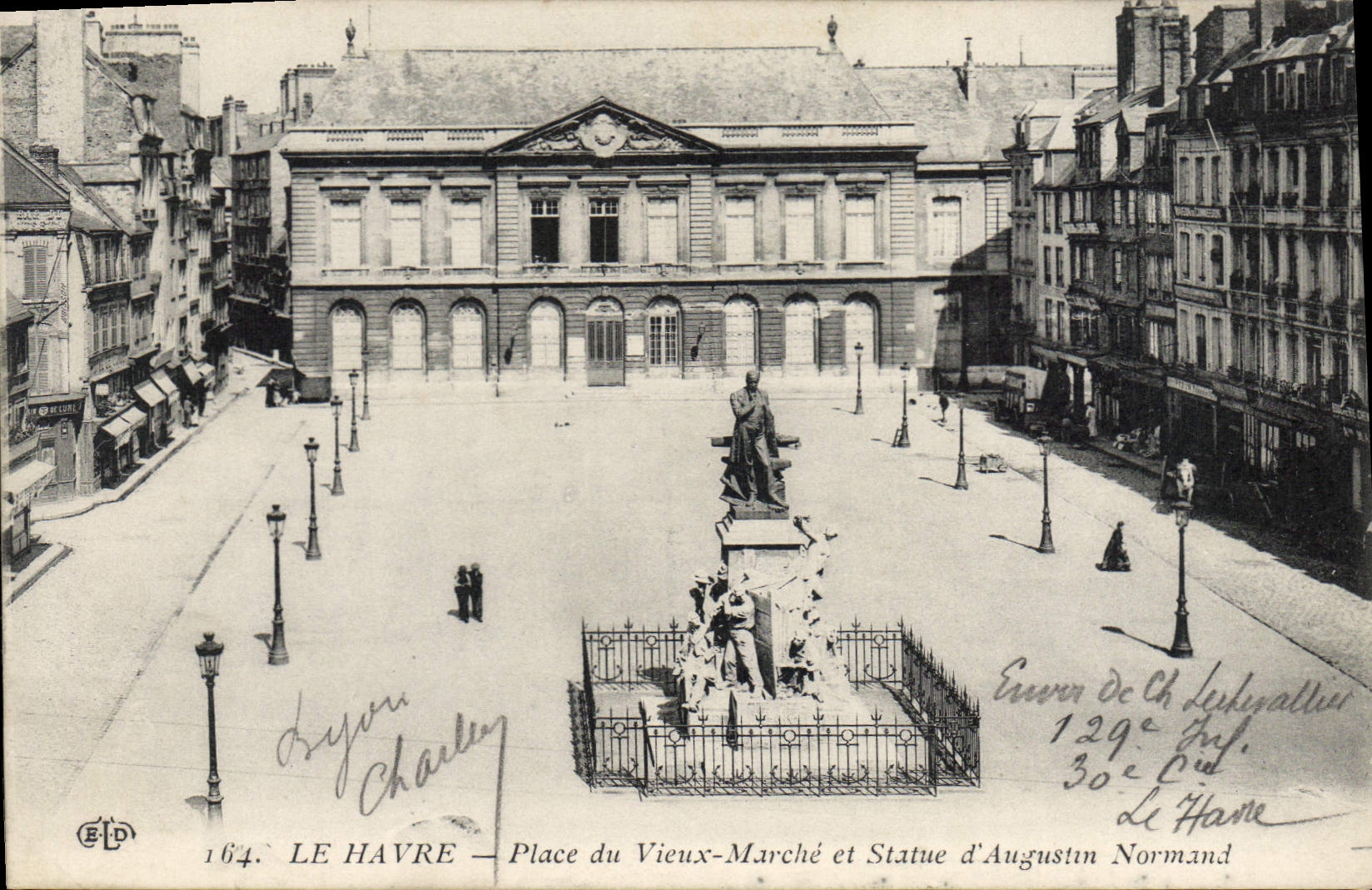 CPA Le Havre Place du Vieux Marché et Statue d'Augustin Normand 