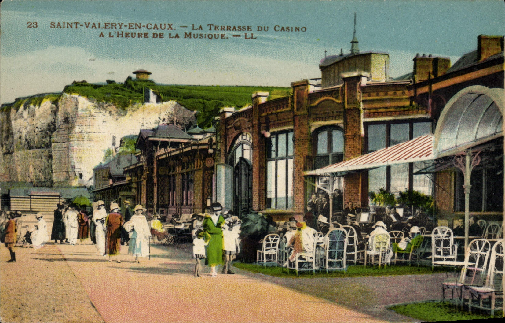 CPA Saint Valery en Caux La Terrasse du Casino à l'Heure de la Musique 