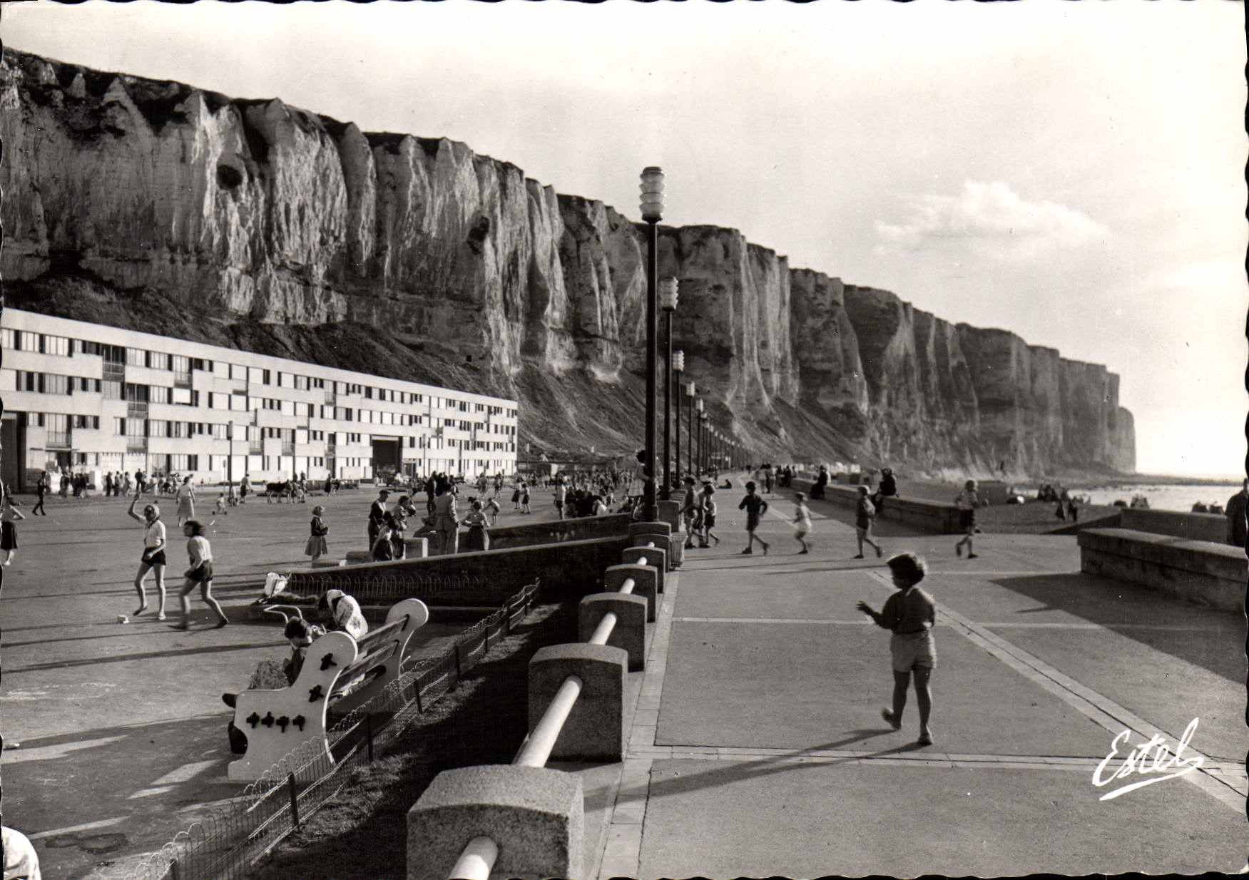 CPSM Le Treport l'Esplanade et les Falaises 