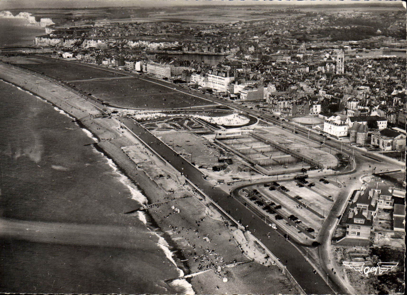 CPSM France vue du Ciel Dieppe S Inf Le Front de Mer au fond les Falaises de Puys