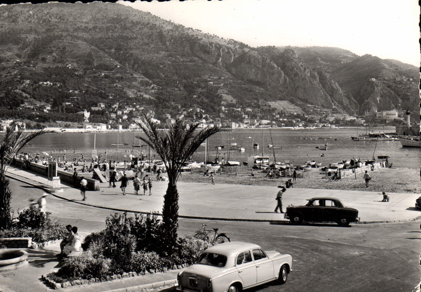 CPA Menton A M La plage Au fond Garavan et la Frontiere