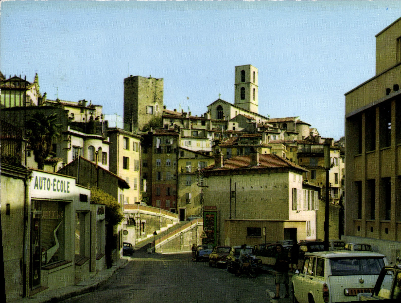 CPA Grasse A Mmes La Vieille Ville dominee par la Cathedrale