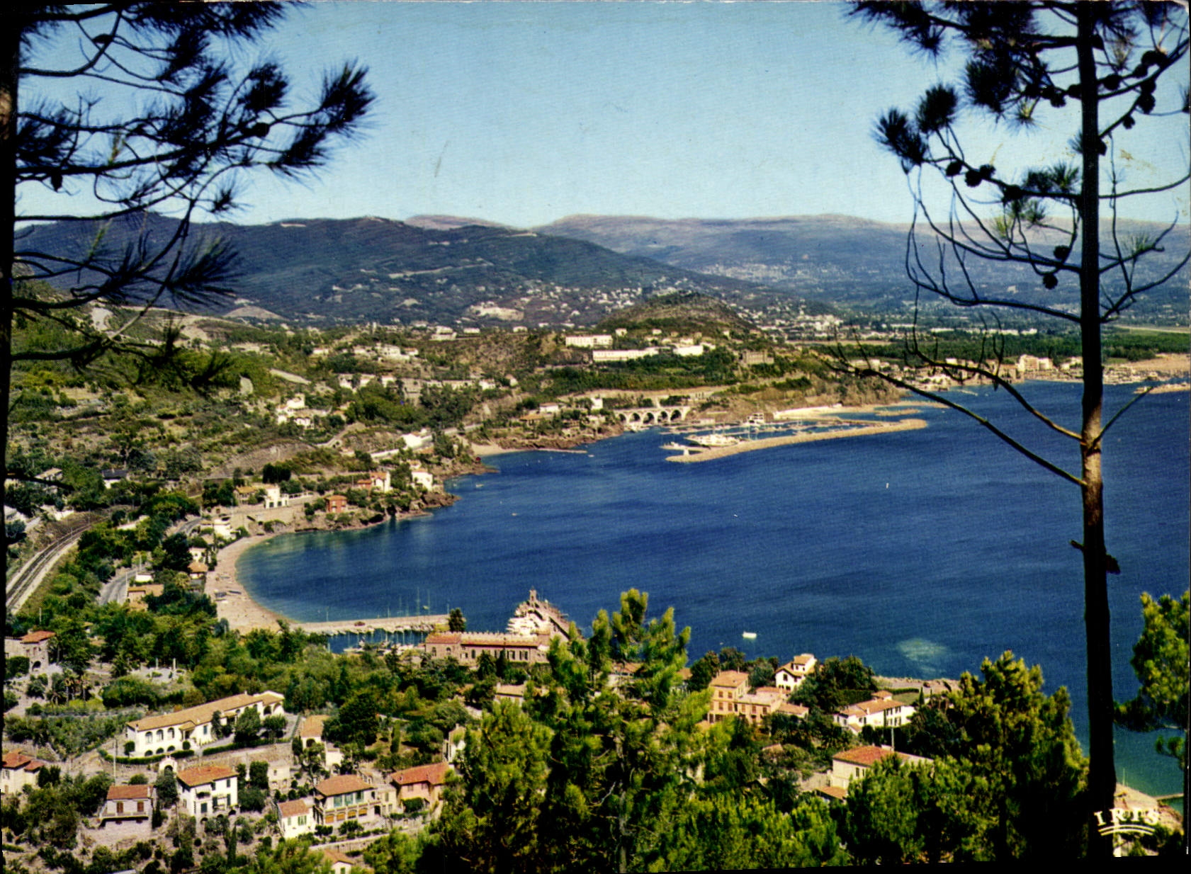 CPA La Cote d'Azur Theoule sur Mer Vue generale 