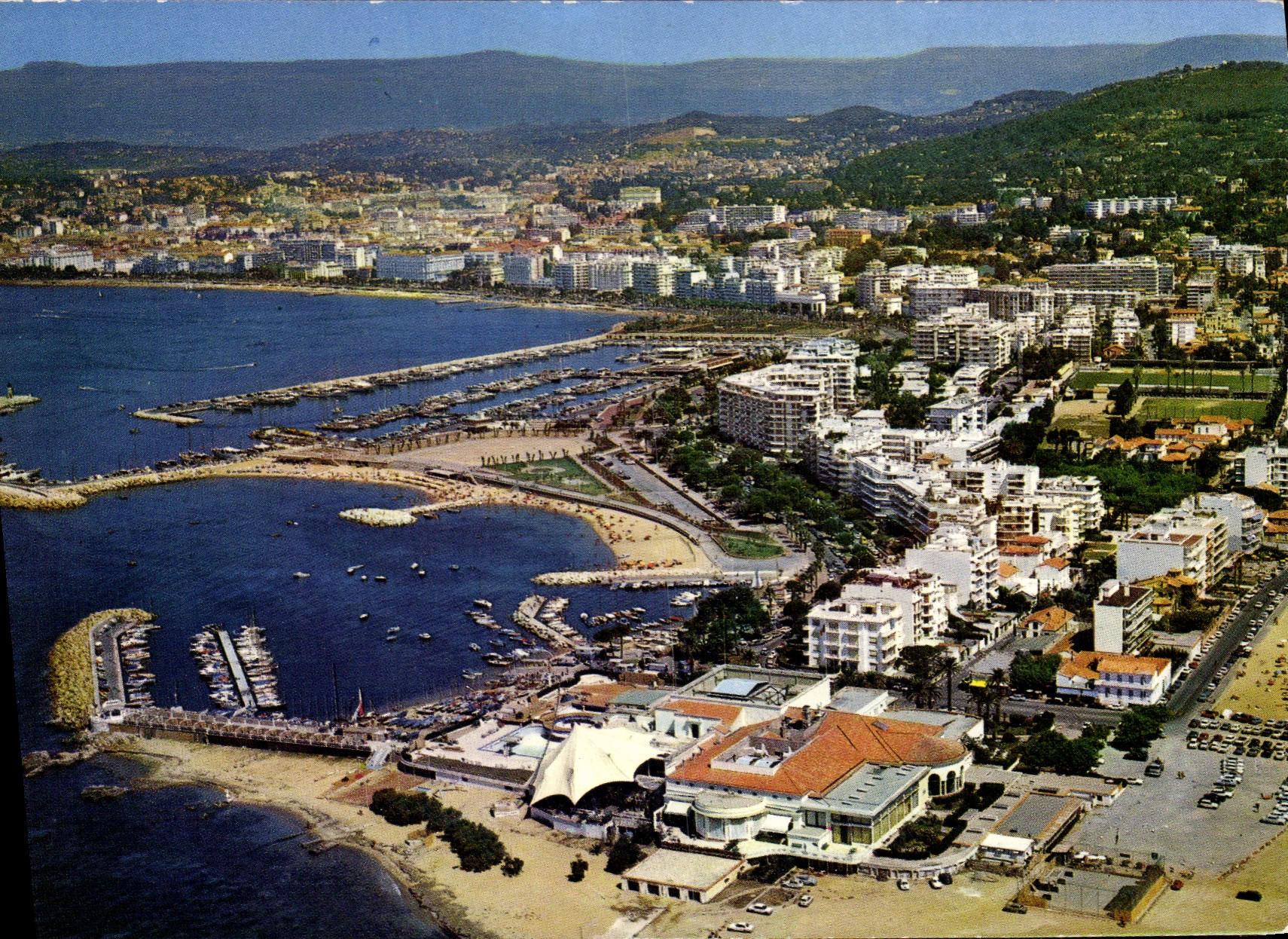CPA Cote d'Azur Cannes A M Vue par avion du Palm Beach du port et du port Pierre Canto 