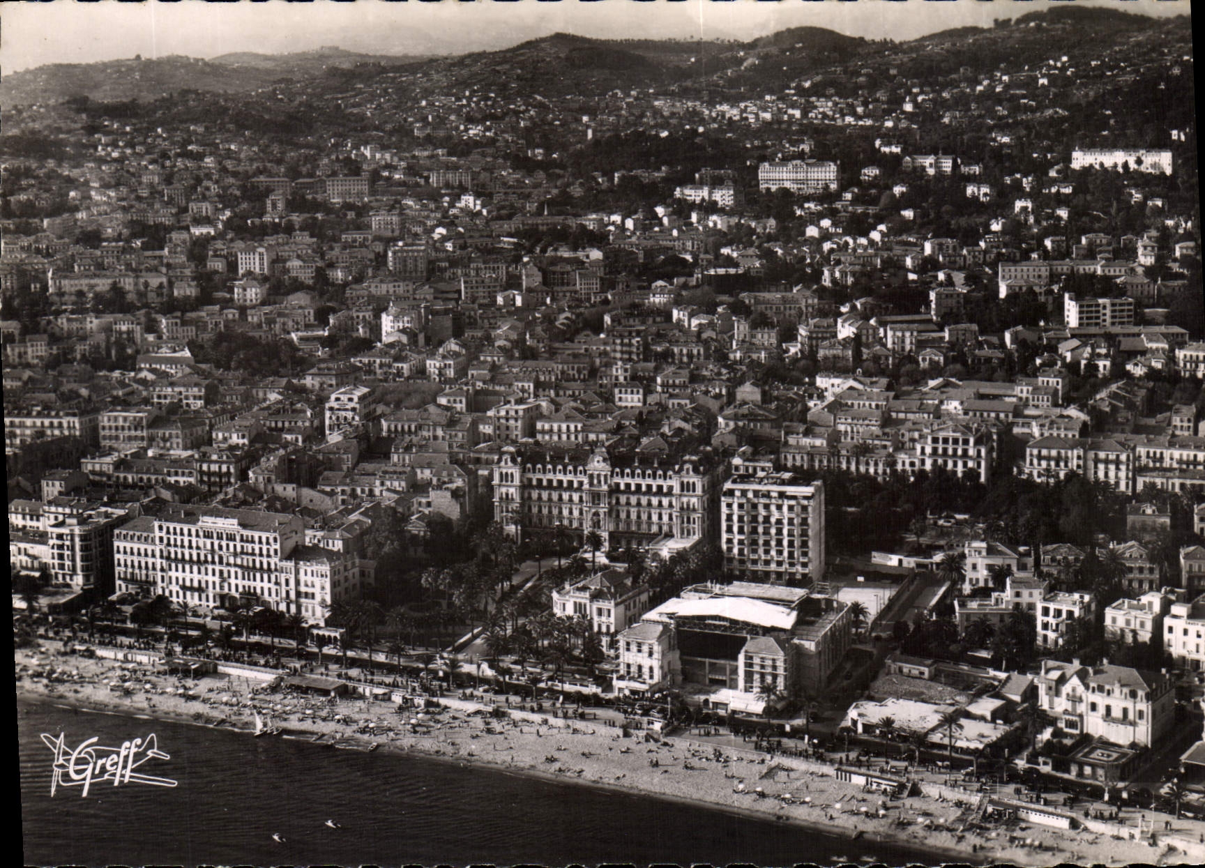 CPA En Cote d'Azur Cannes Alpes Martitimes Vue generale La Croisette La plage Les Hotels Le Super Ca