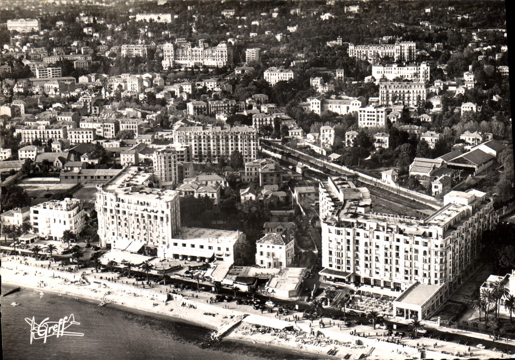 CPA En Cote d'Azur Cannes Alpes Martitimes Vue aerienne sur la Croisette la Plage les Bars et les Ho