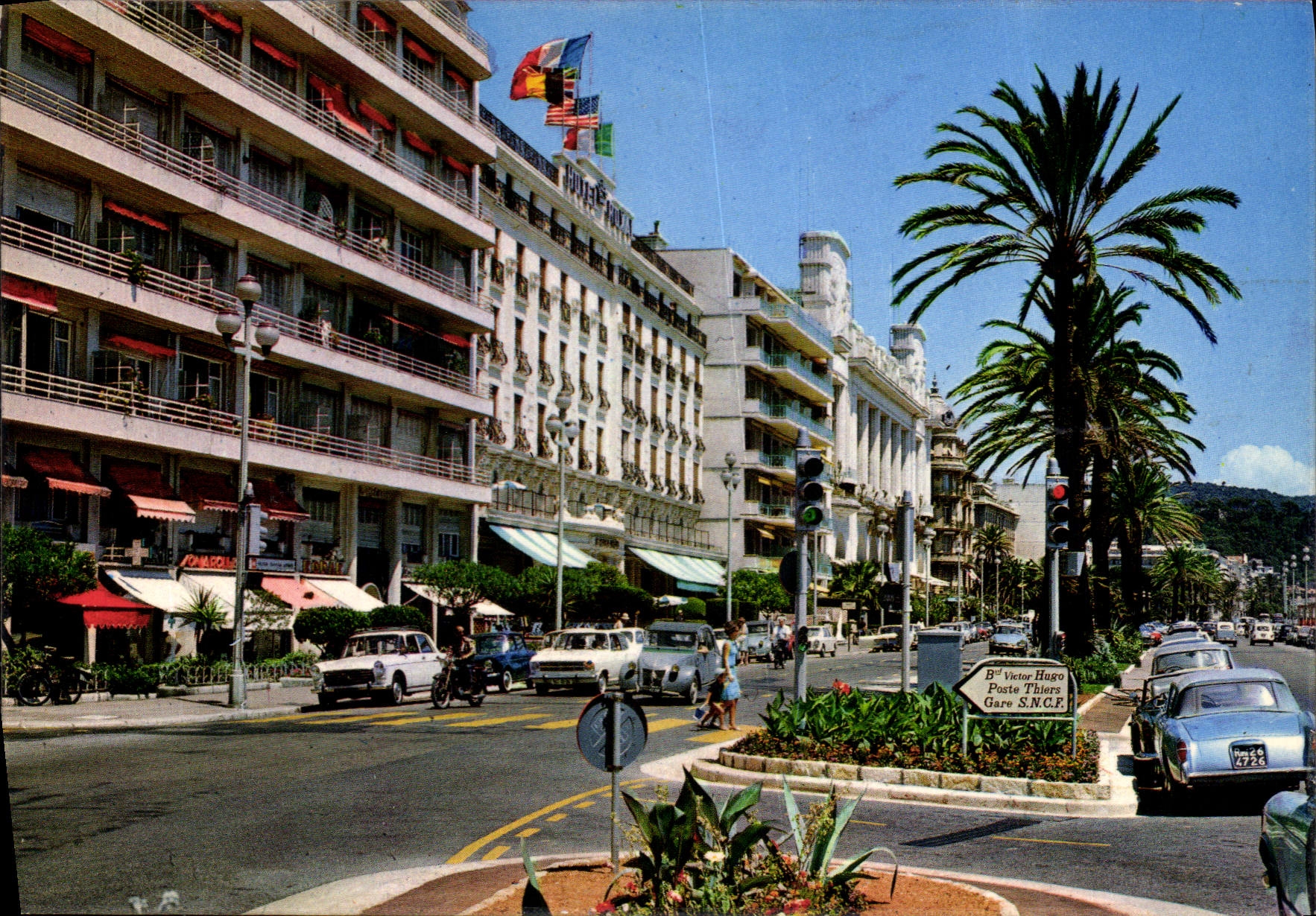 CPA Au Soleil la Cote d'Azur La promenade des Anglais Nice 