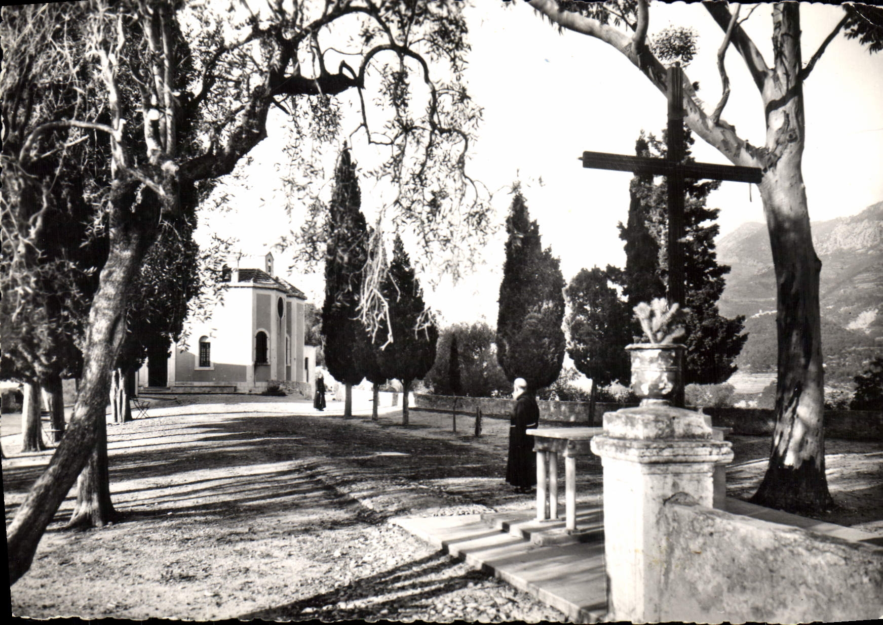 CPA Menton A M de l'Annonciade La Chapelle la terrasse et les montagnes