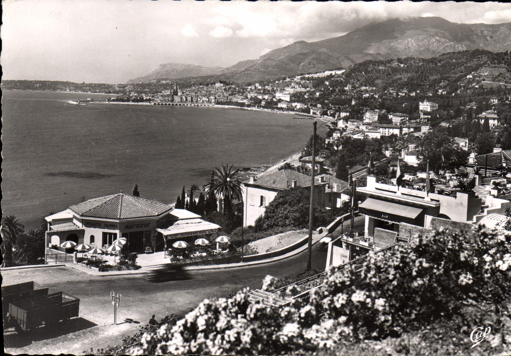 CPSM Menton Vue generale prise de la frontiere
