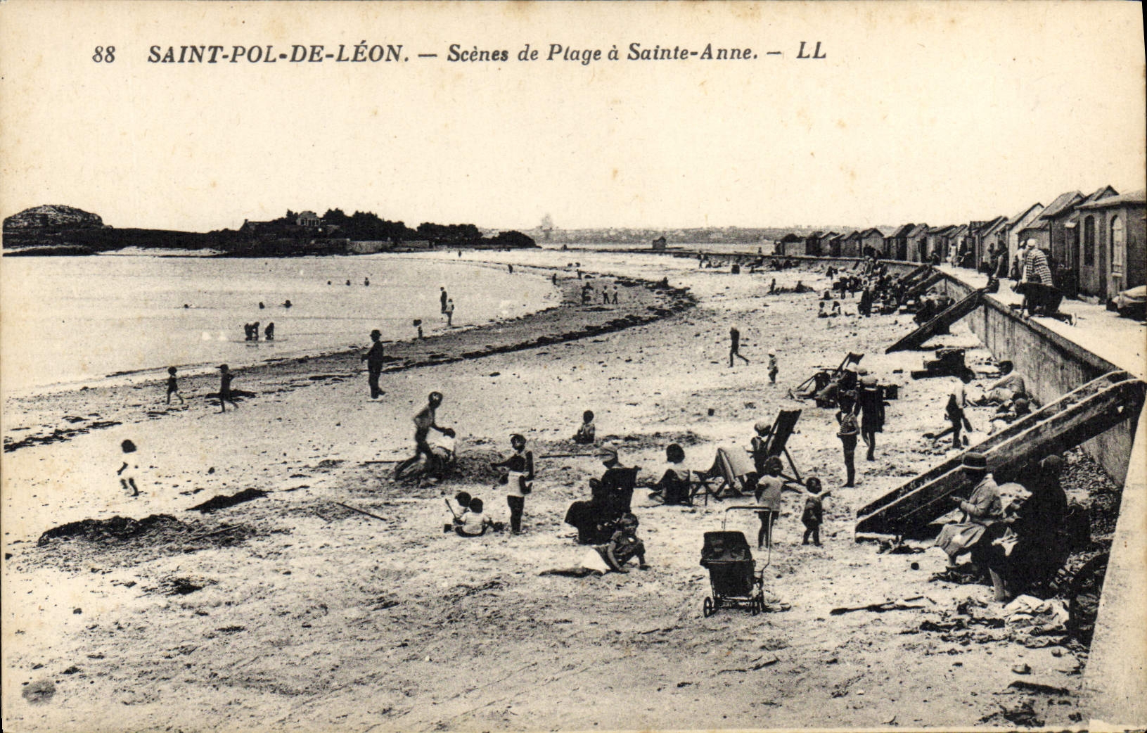 CPA St Pol de Leon Scenes de Plage à Ste Anne 