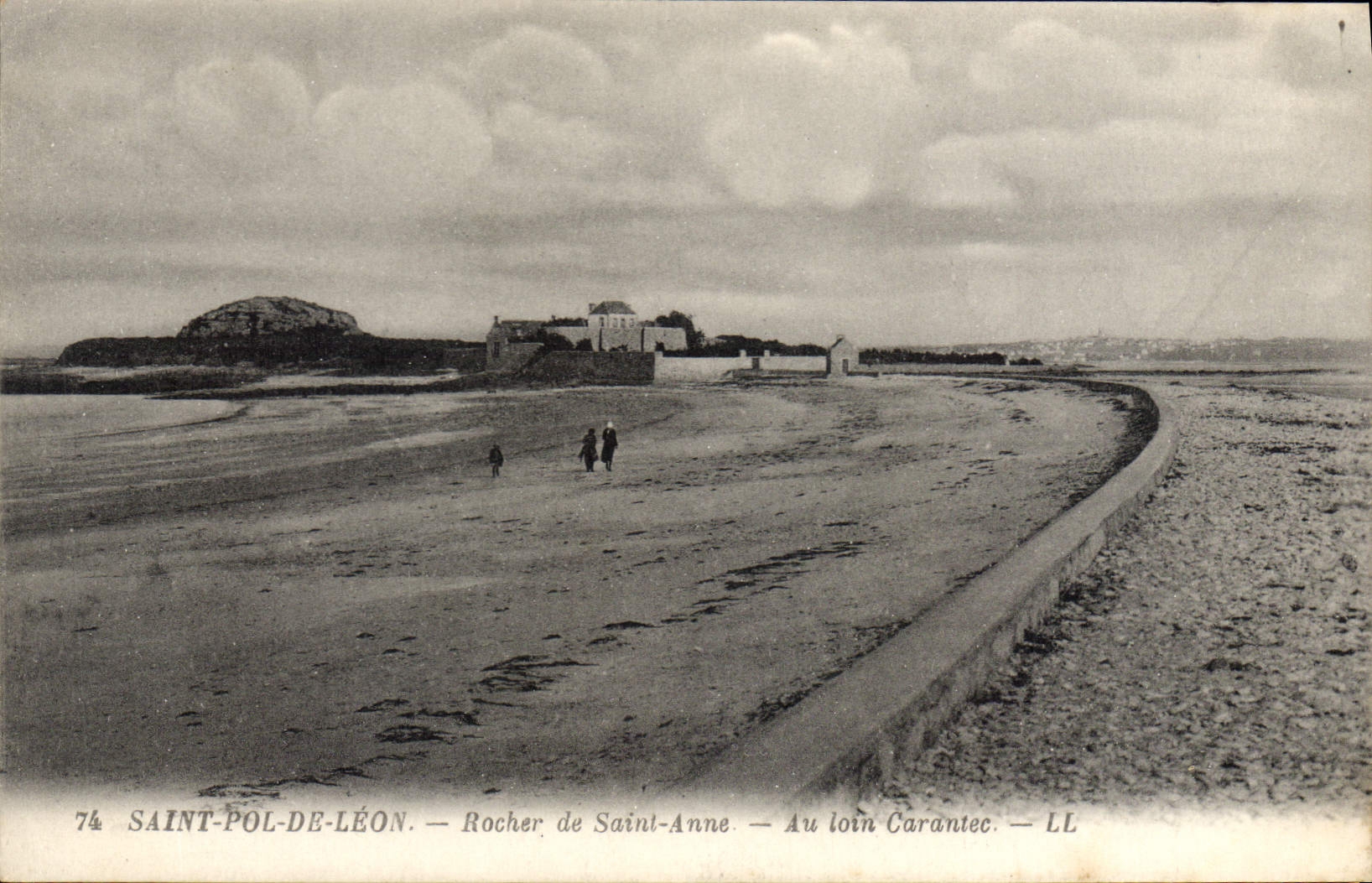 CPA St Pol de Leon Rocher de St Anne au loin Carantec 