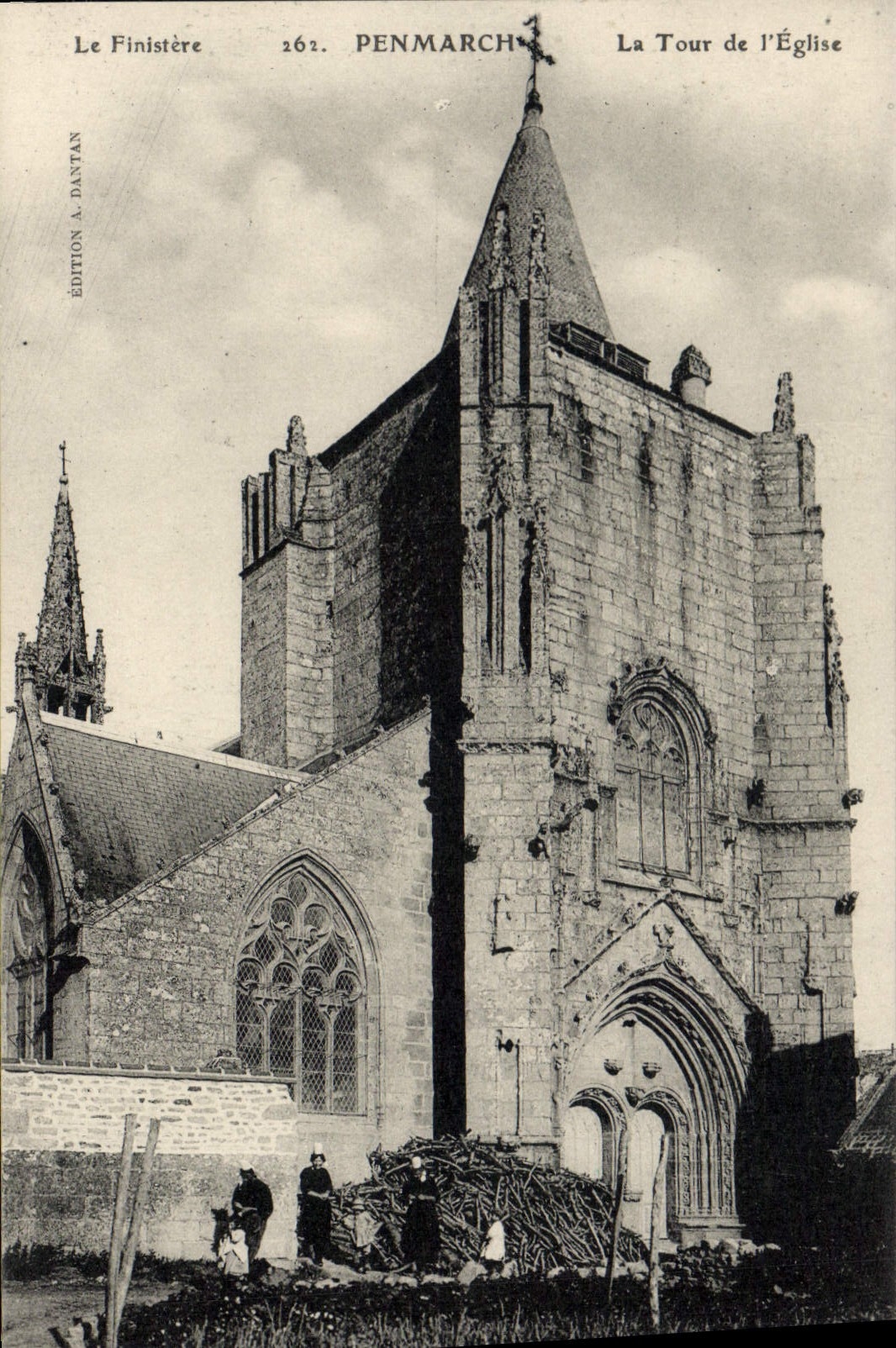 CPA Le Finistere Penmarch la Tour de l'Eglise