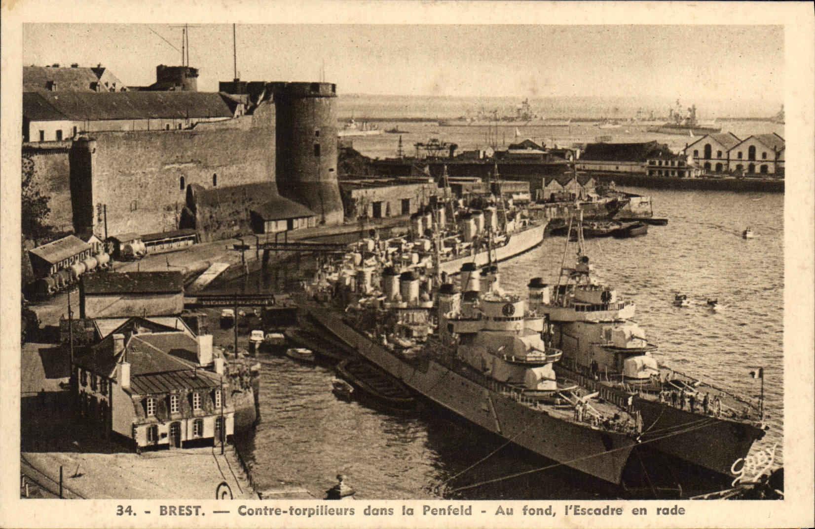 CPA Brest contre torpilleurs dans la Penfeld au fond l'Escadre en rade
