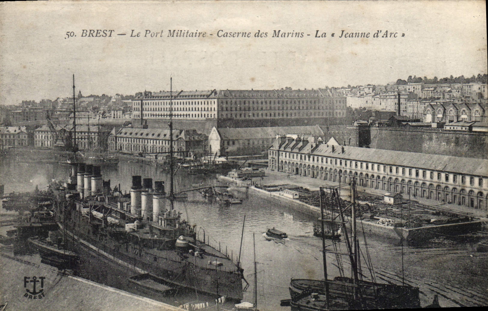CPA Brest le Port Militaire Caserne des Marins la Jeanne d'Arc