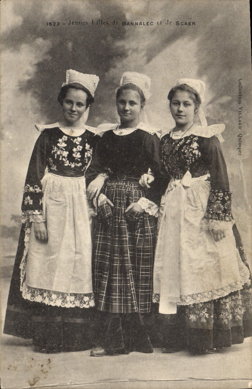 CPA jeunes Filles de Bannalec et de Scaer 