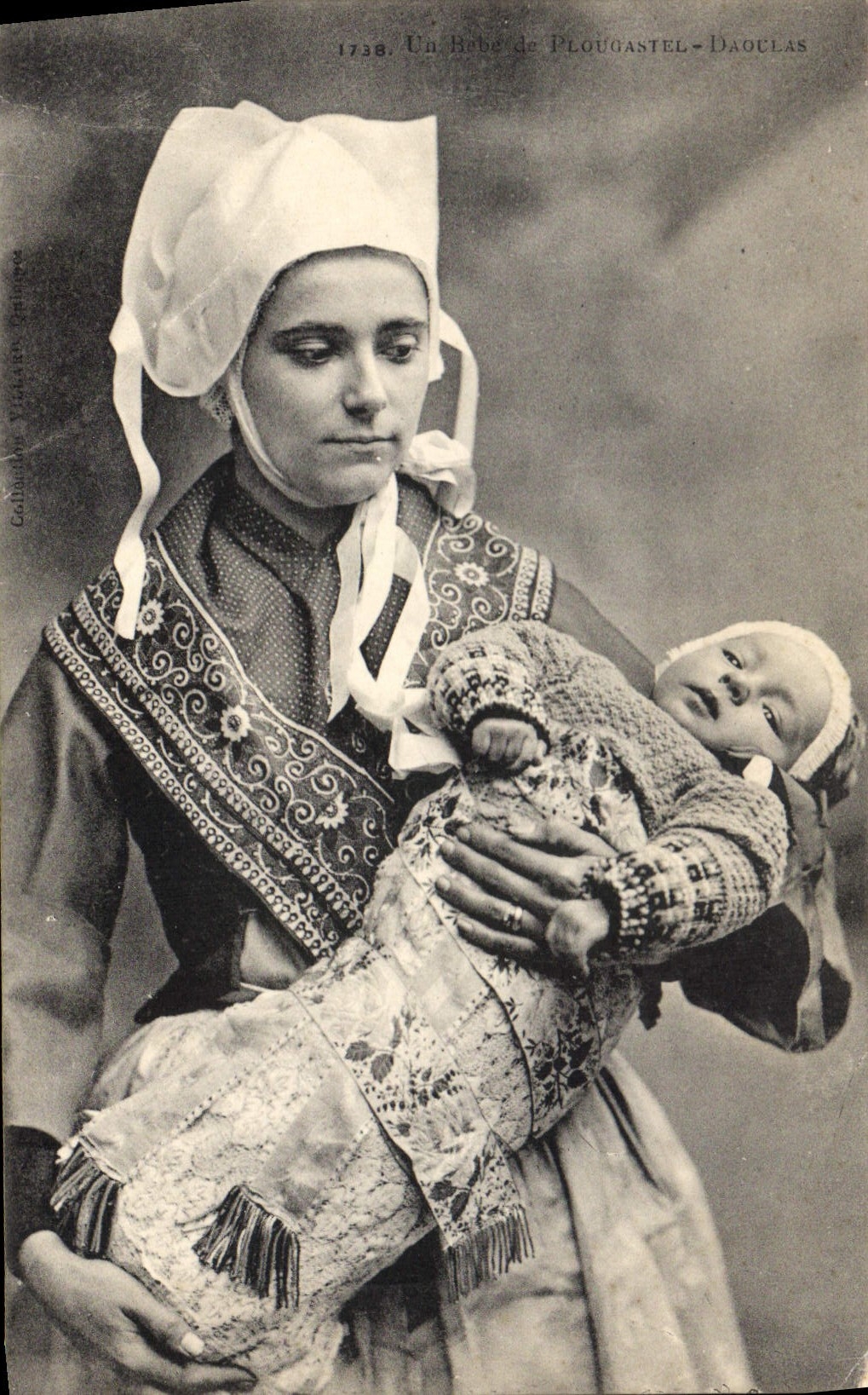 CPA un bébé de Plougastel Daoulas