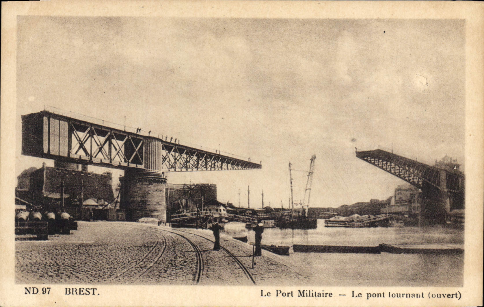 CPA Brest le port Militaire le pont Tournaut ouvert