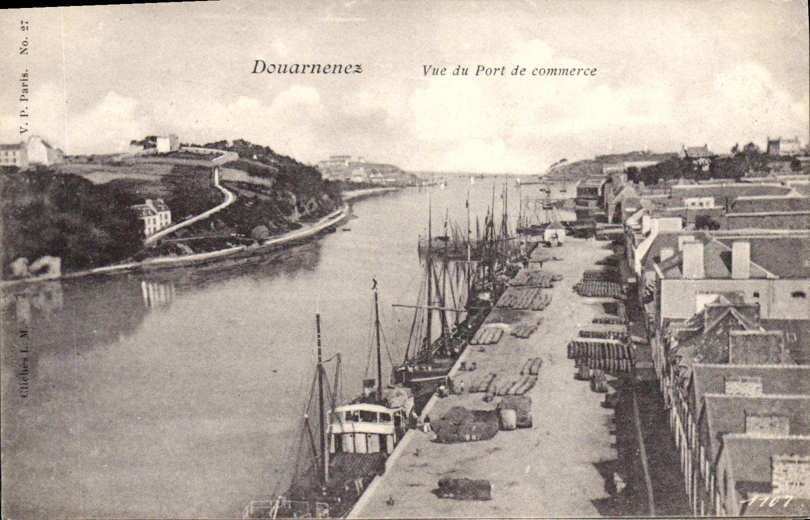 CPA Douarnenez vue du port de commerce