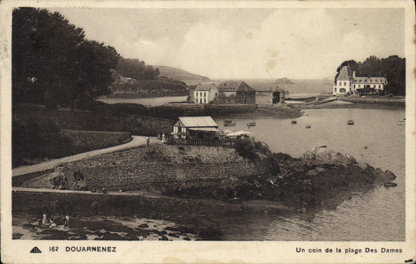 CPA Douarnenez un coin de la plage des Dames