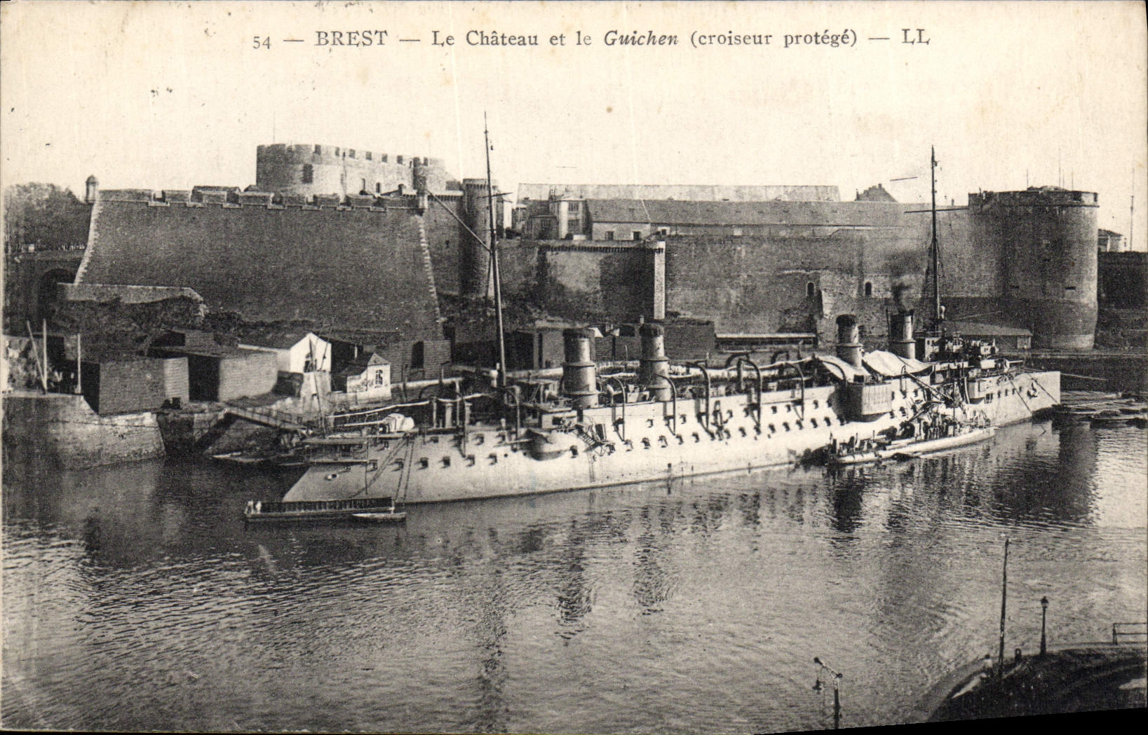 CPA Brest le chateau et le Guichen croiseur Protégé