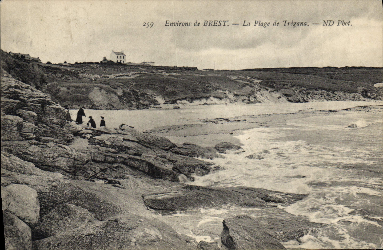 CPA Environs de Brest la plage de Tregana 