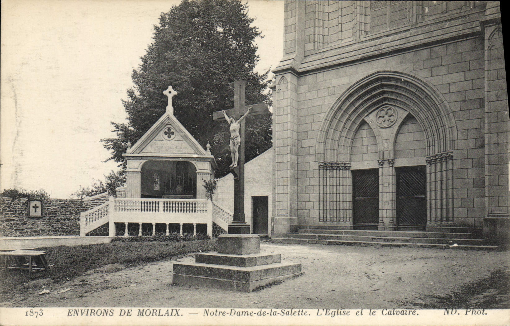 CPA Environs de Morlaix Notre dame de la Salette l'eglise et le Calvaire