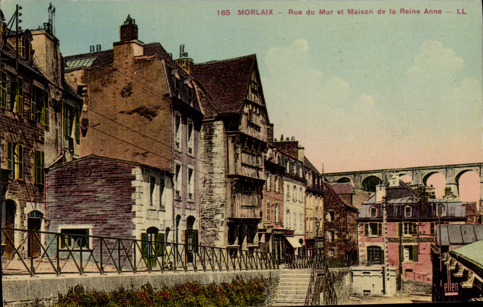 CPA Morlaix rue du Mur et maison de la Reine Anne