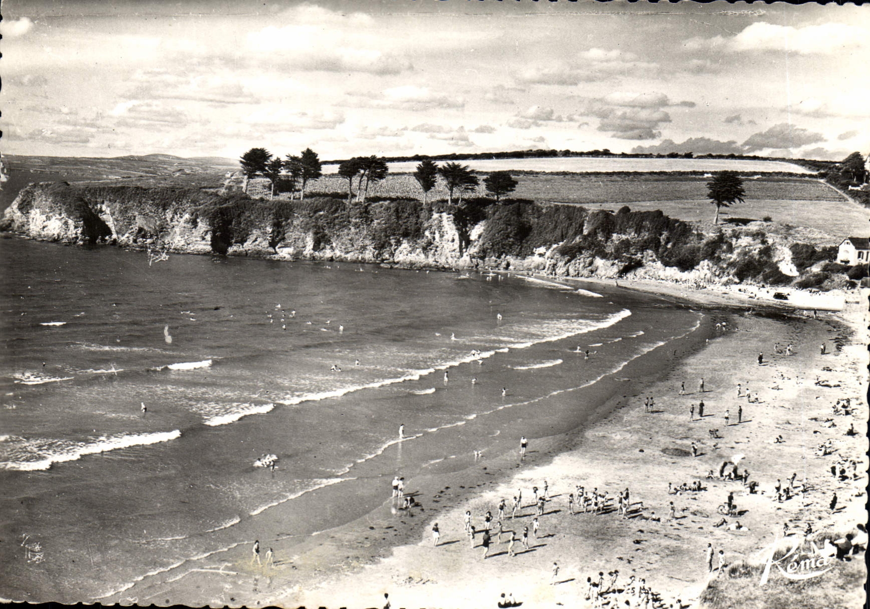 CPSM En Bretagne à Douarnenez Finistere la plage des Ris 