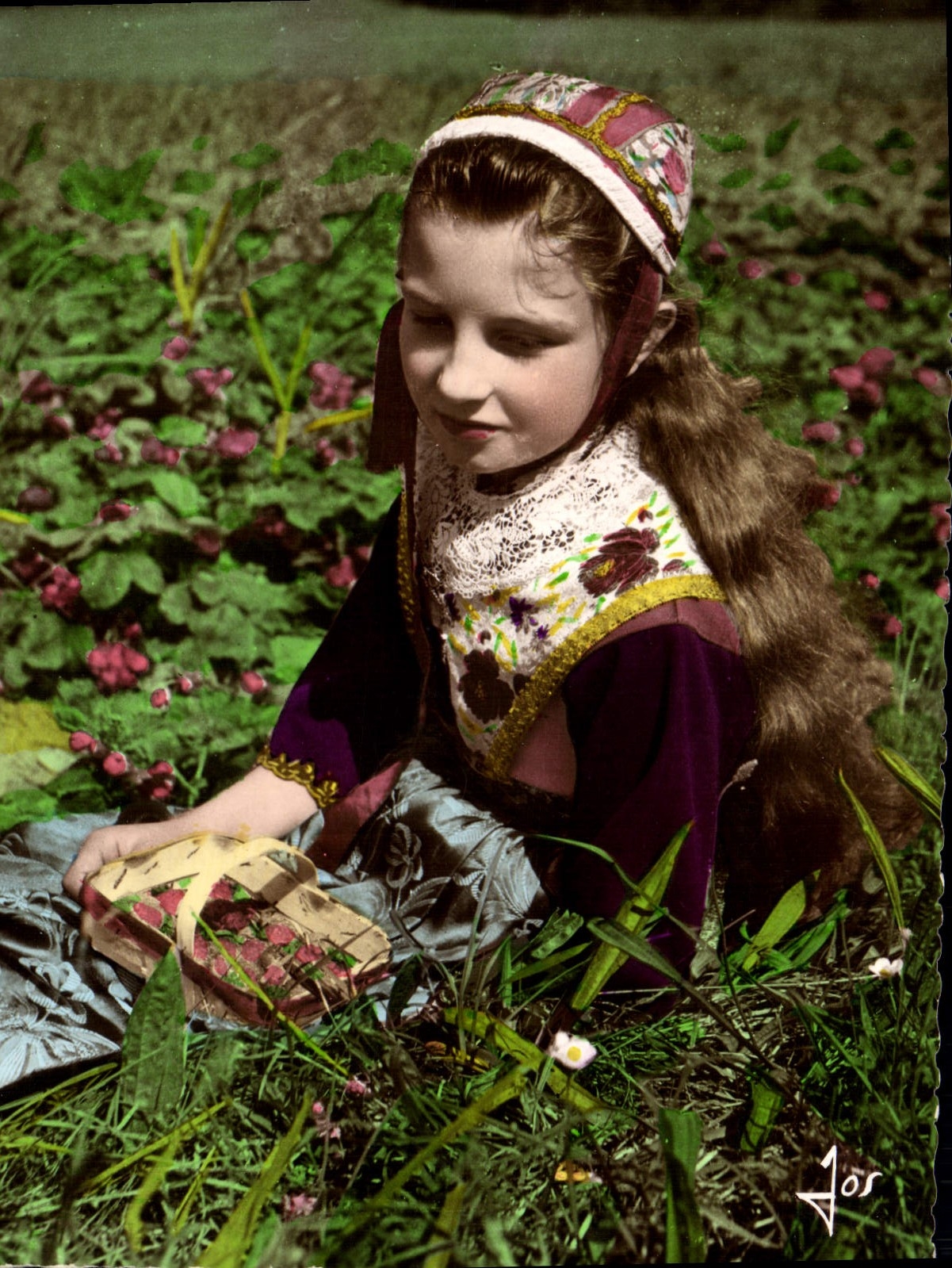 CPSM Fillette en costume de Plougastel Daoulas dans un champ de fraises