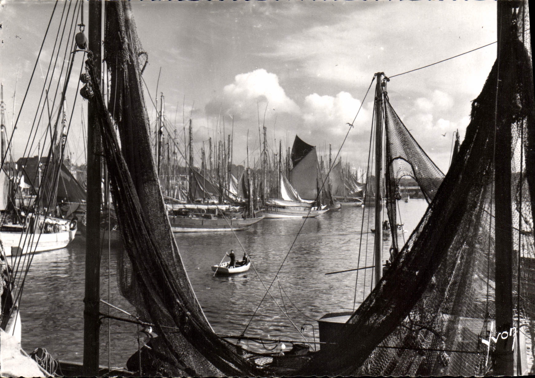 CPA Concarneau Finistere Thoniers au port 