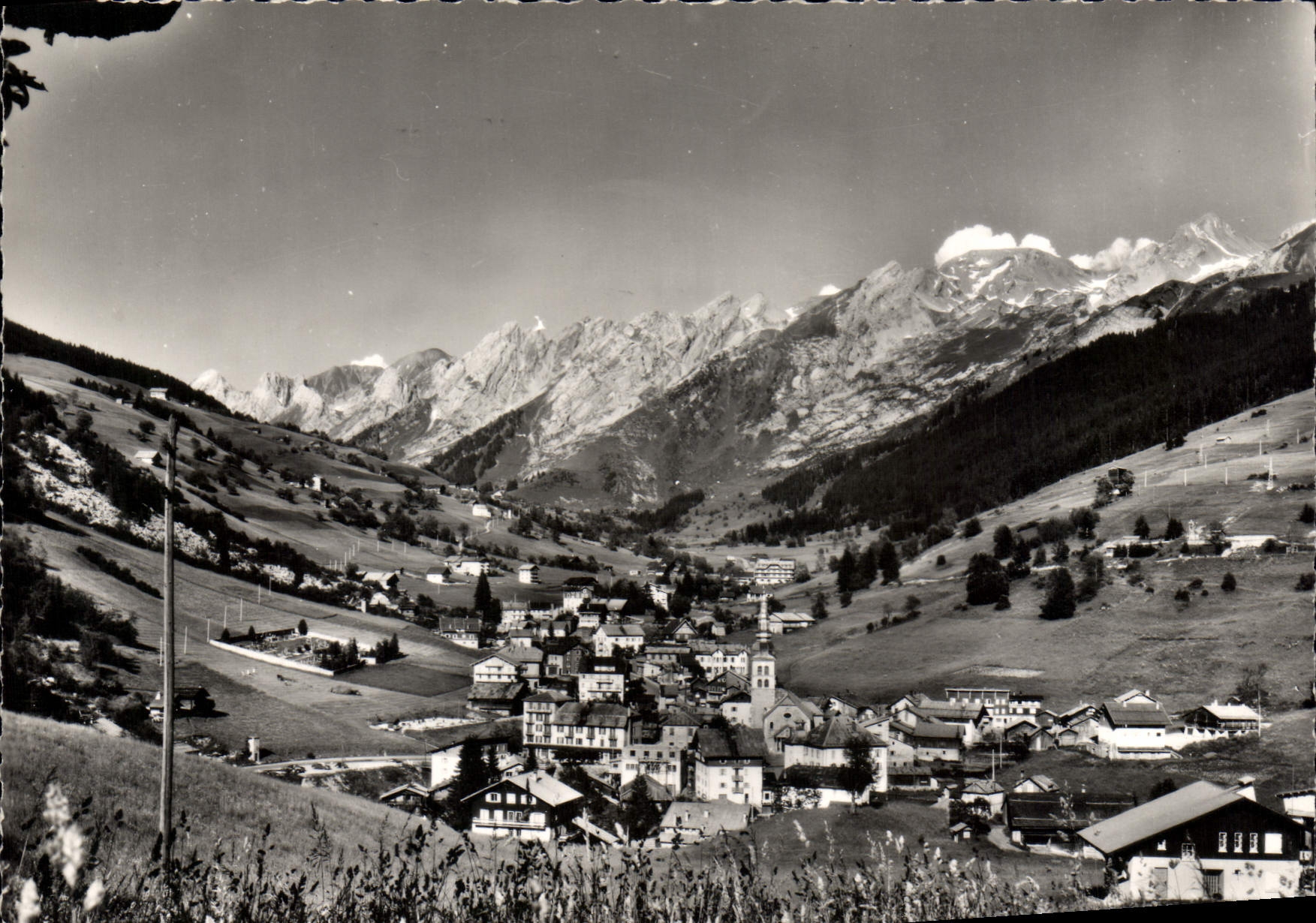 CPSM La Clusaz Hte Savoie Vue generale et Chaine des Aravis