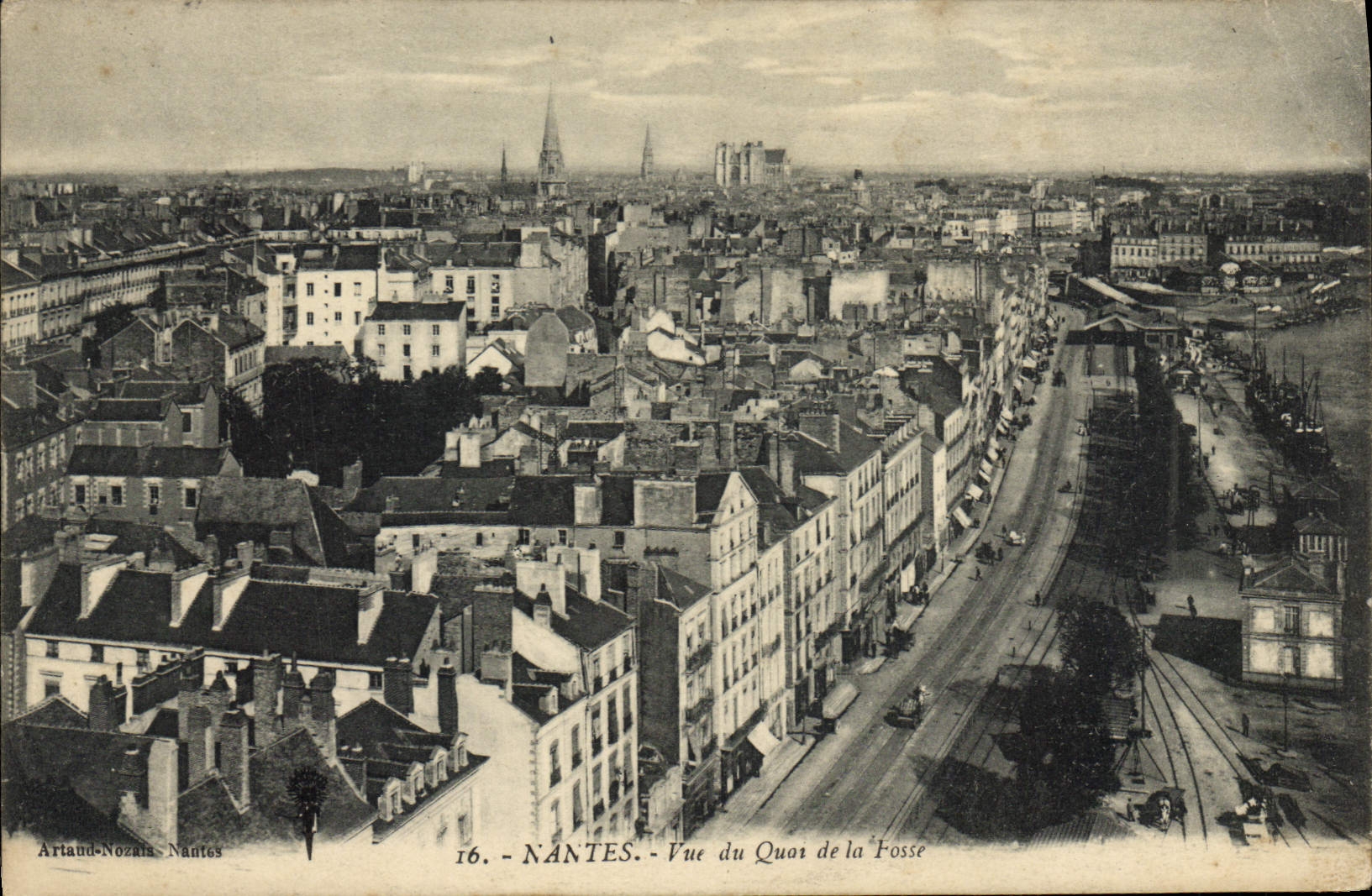 CPA Nantes Vue du Quai de la Fosse 