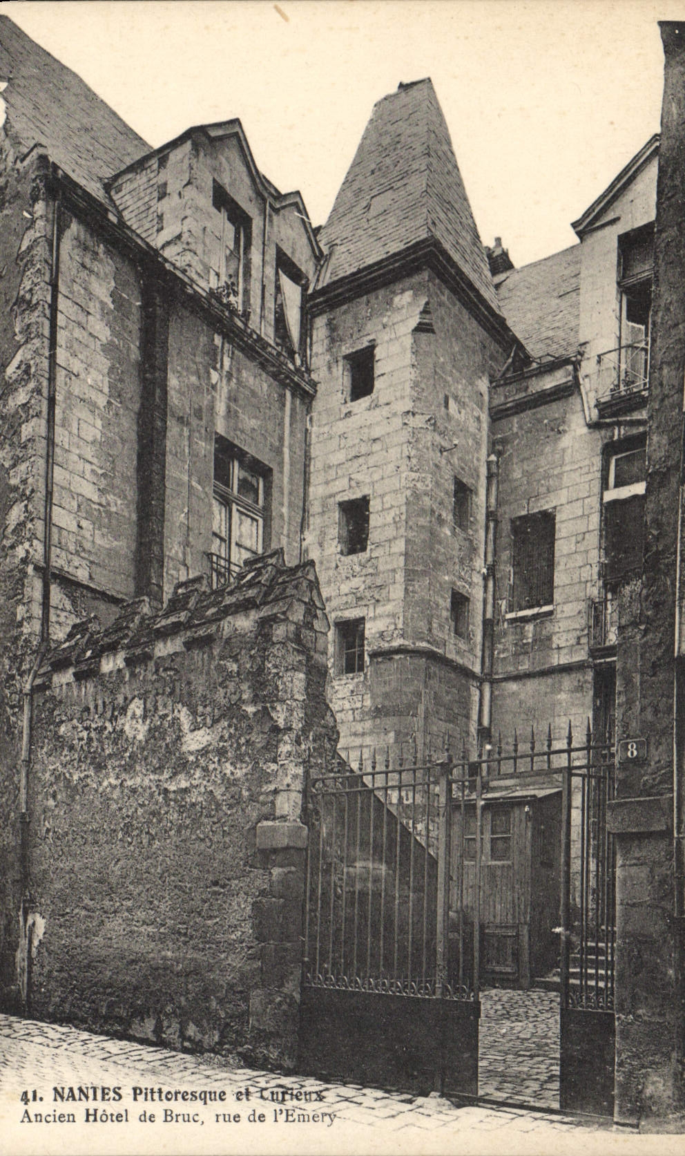 CPA Nantes Pittoresque et Curieux ancien hotel de Bruc rue de l'Emery