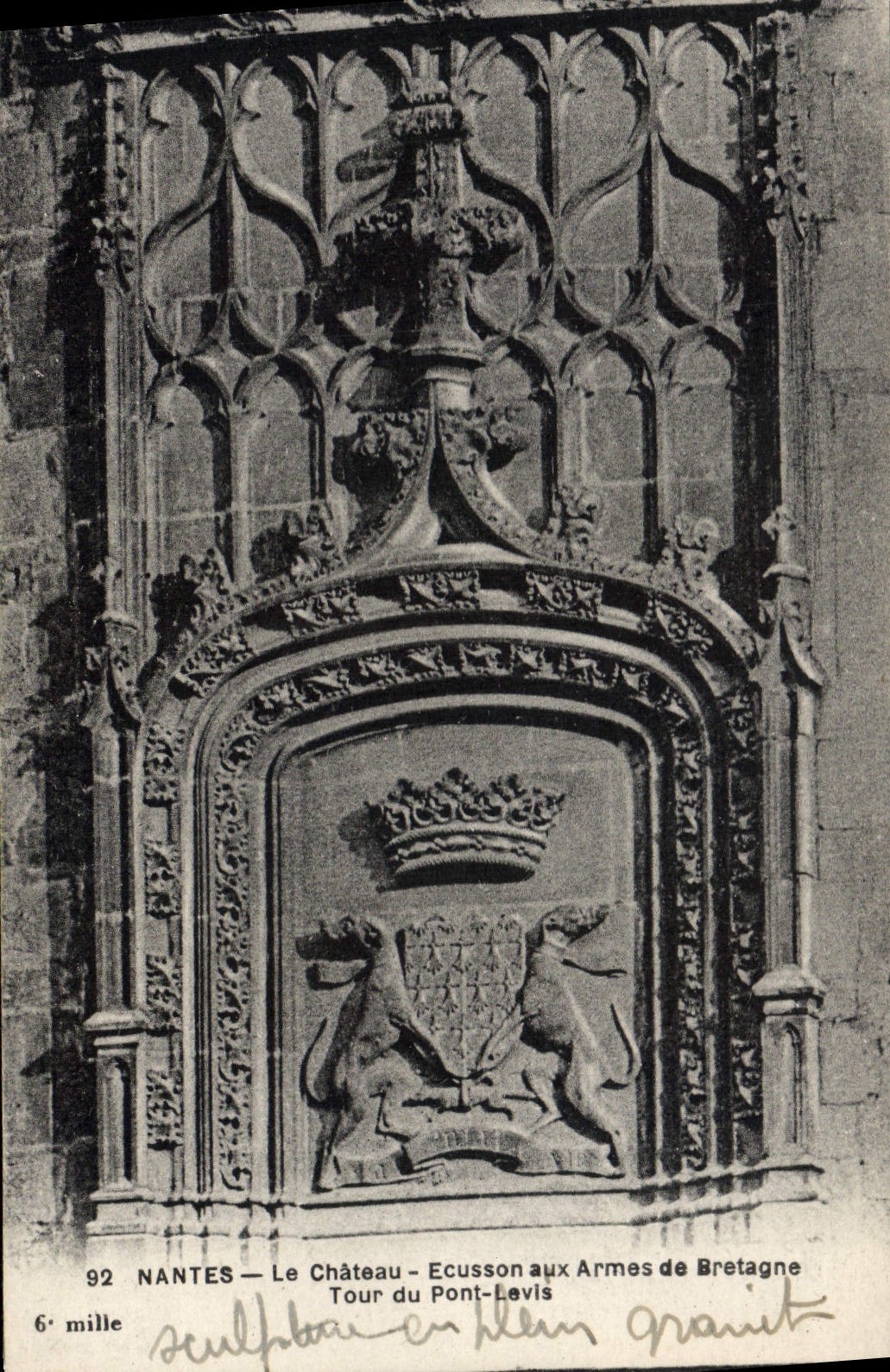CPA Nantes Le Chateau Ecusson aux Armes de Bretagne Tour du Pont Levis 