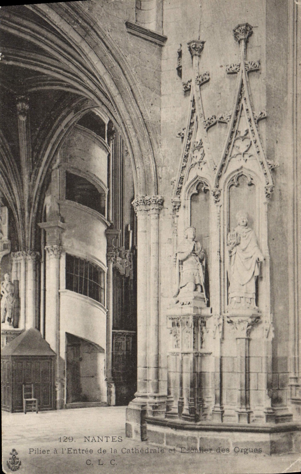 CPA Nantes Pilier à l'Entree de la Cathedrale escalier des orgues