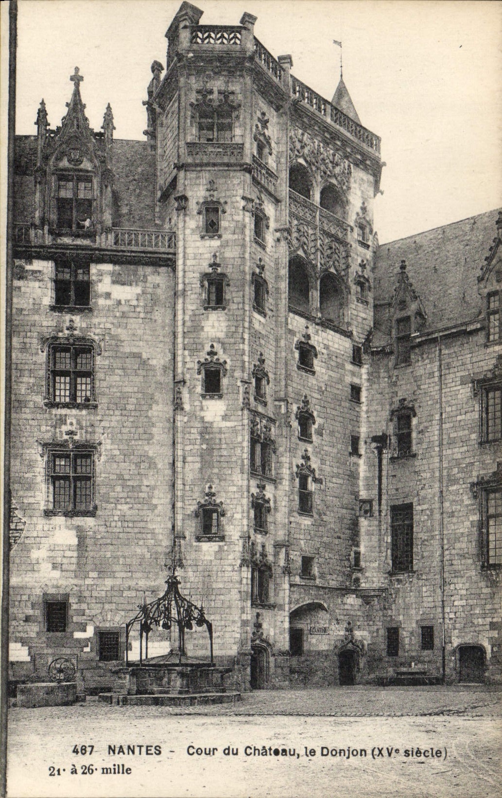 CPA Nantes Cour du Chateau le Donjon 