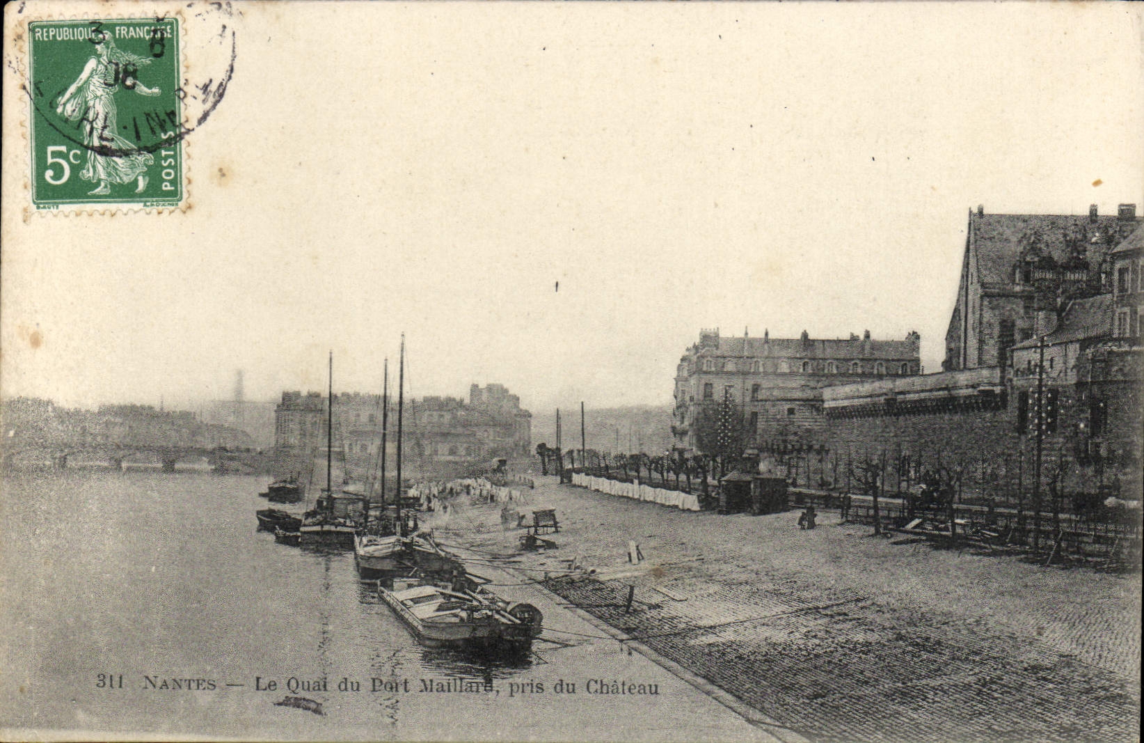CPA Nantes Le quai du Port Maillard pris du Chateau 