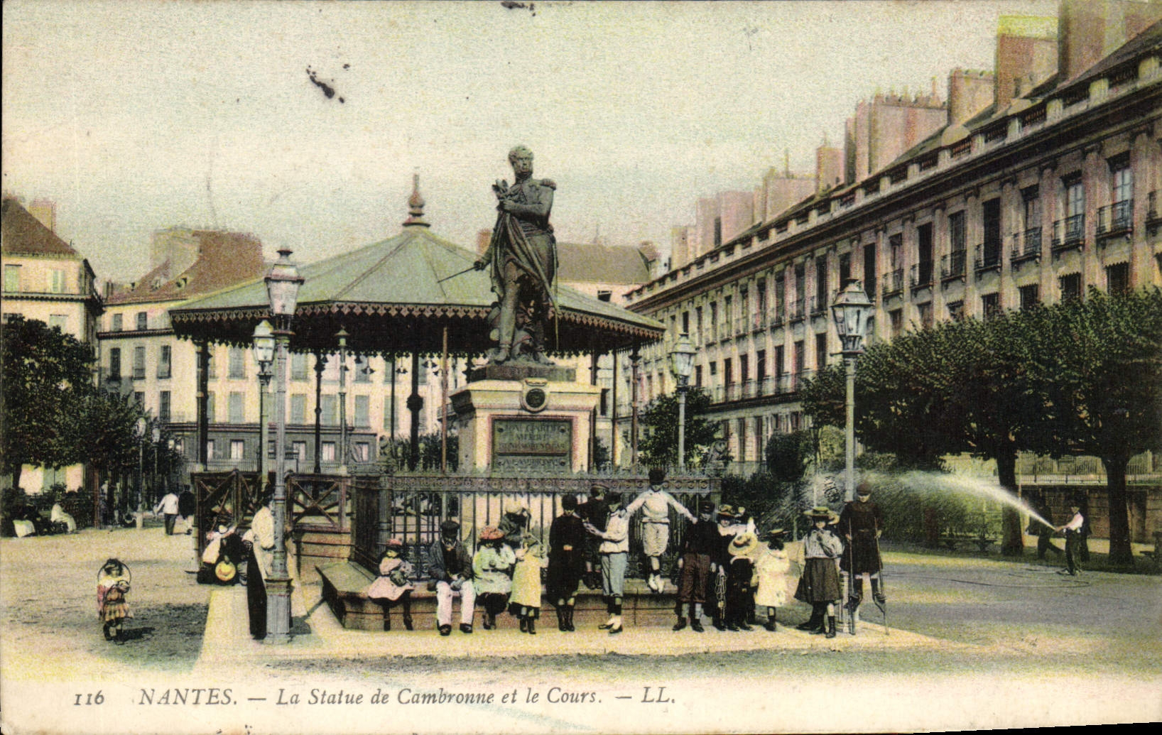 CPA Nantes la statue de Cambronne et le Cours