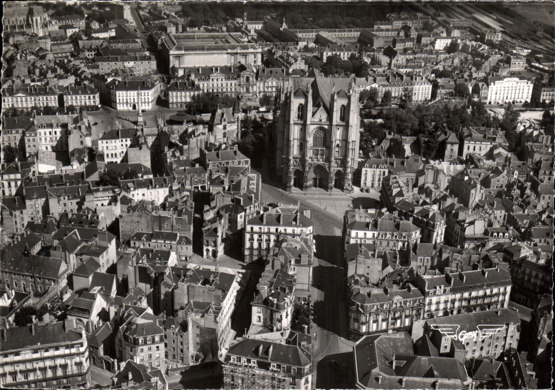 CPSM France vue du ciel Nantes L Inf quartier Saint Pierre