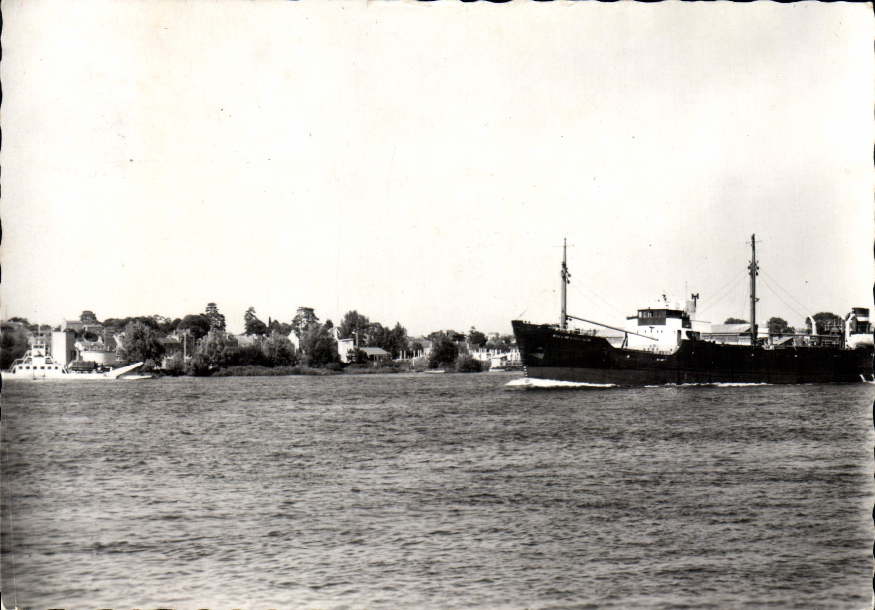 CPSM Coueron Loire Atlantique le cargo et le bac du Pellerin bateau
