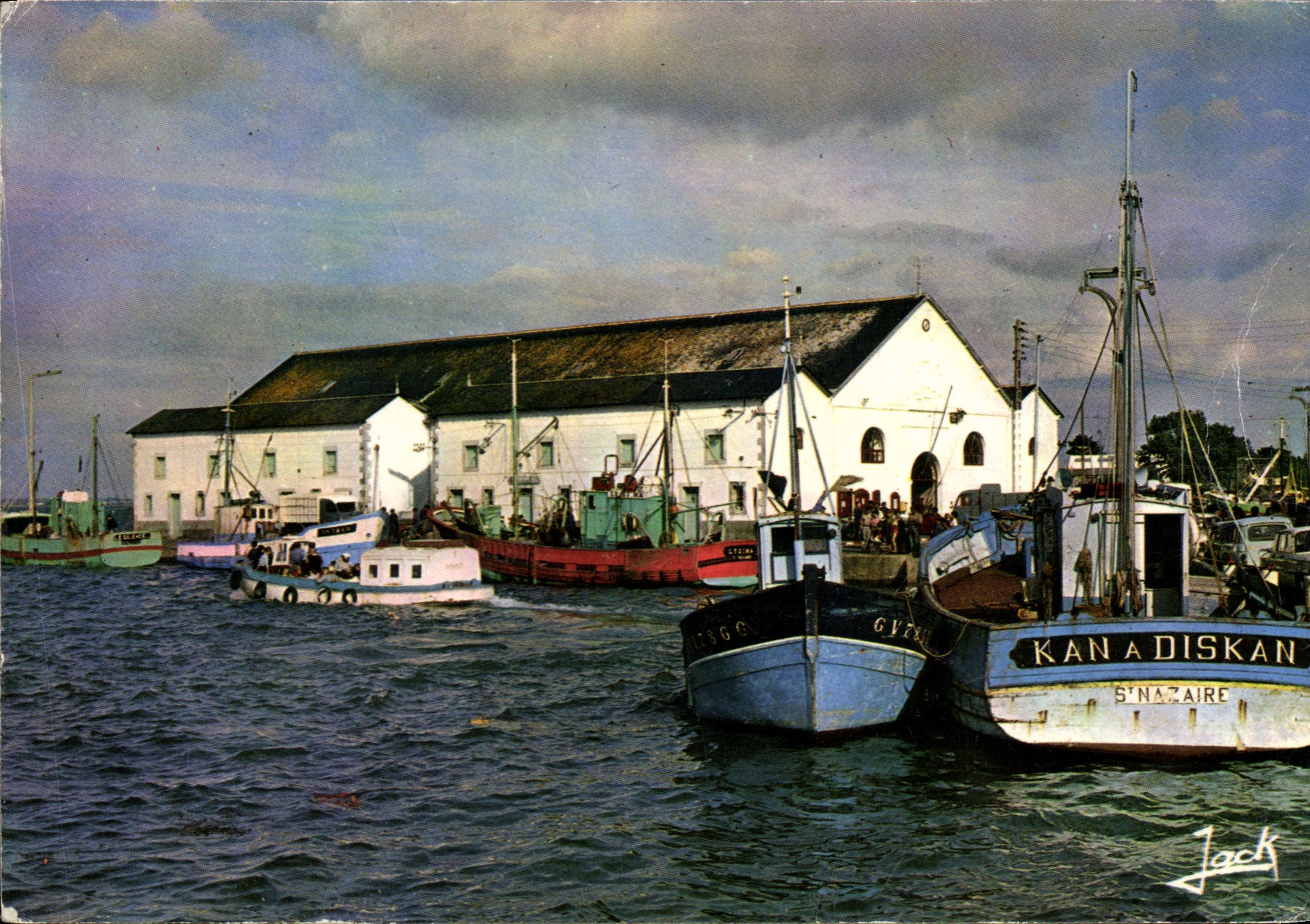 CPSM Le Croisic L A la Criee bateaux pêche