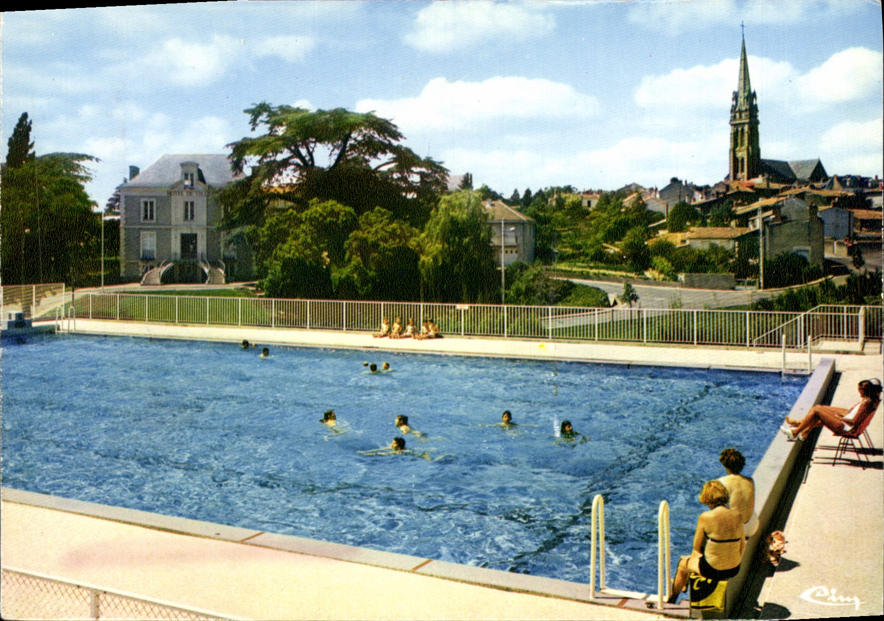 CPSM Le Loroux Bottereau Loire Atl la piscine vue église