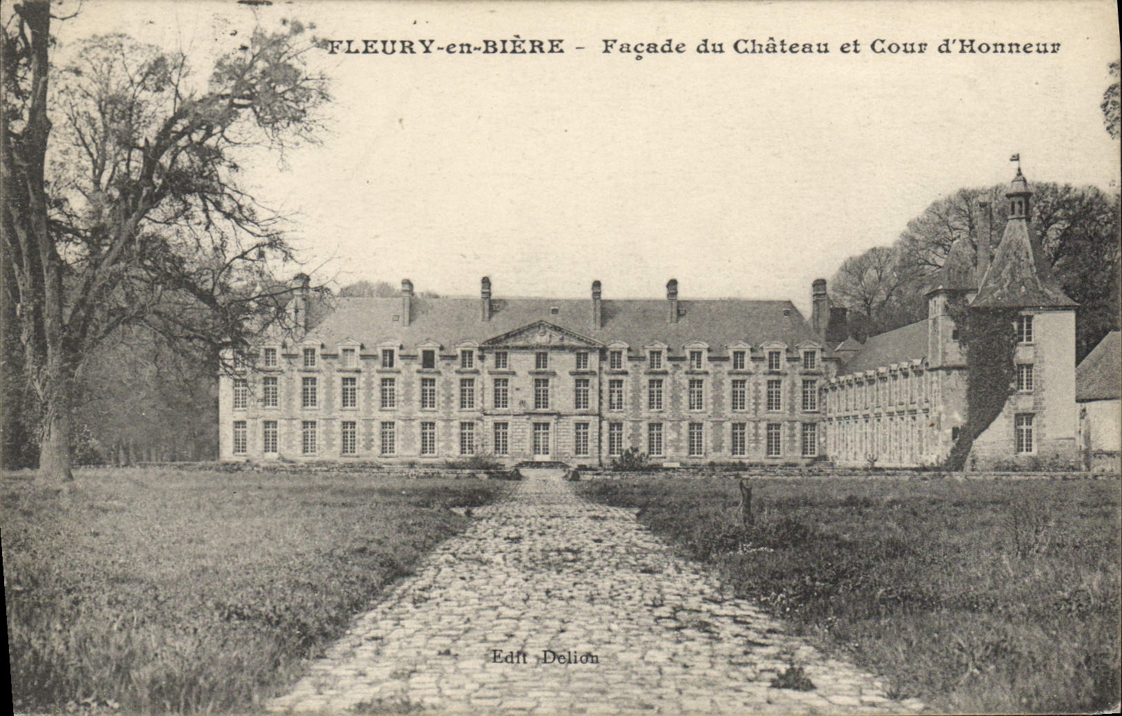 CPA Fleury en Biere facade du chateau et cour d'honneur 