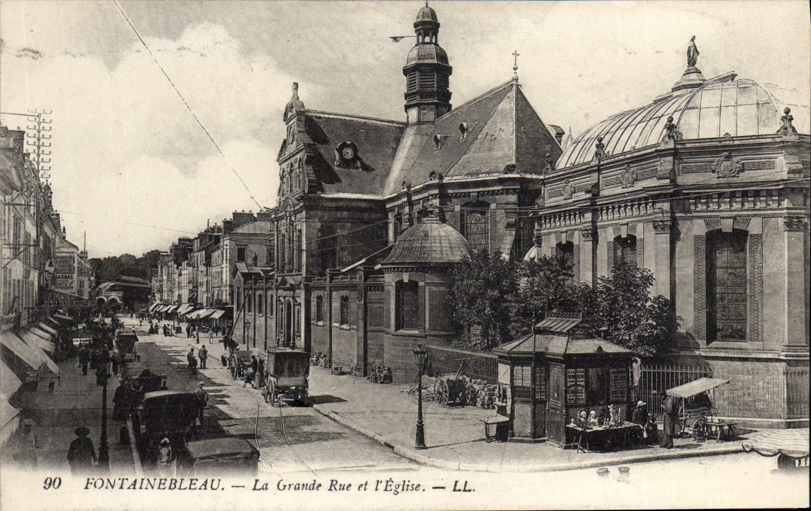CPA Fontainebleau la grande rue et l'eglise 